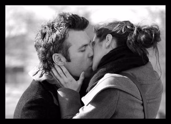  Tác hại của nụ hôn có vẻ là điều các lứa đôi đang hạnh phúc chẳng thèm nghĩ tới, nhưng nó có thể khá nghiêm trọng. Nước bọt và miệng có hàng tá loại vi khuẩn và virus. Chúng không chỉ gây ra các vấn đề về răng miệng mà còn nhiều vấn đề sức khỏe khác.