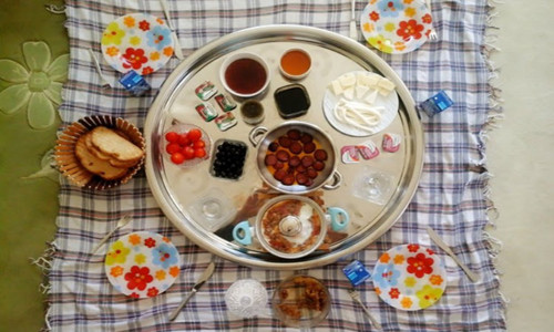 Thổ Nhĩ Kỳ. Người dân nước Thổ Nhĩ Kỳ có bữa sáng khá đầy đủ, gồm mứt, trứng, bánh mỳ, mật ong, phô mai và dầu ôliu.