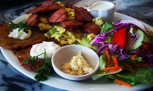 Ba Lan. Người dân Ba Lan ăn món Jajecznica vào bữa sáng. Món này gồm có kielbasa (một loại xúc xích), khoai tây và trứng.