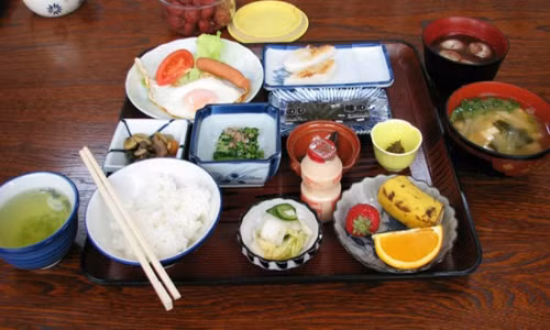 Nhật Bản. Người Nhật Bản có hai kiểu bữa sáng, hiện đại và truyền thống. Bữa sáng truyền thống có cơm, cá, đậu nành, rong biển và súp miso. Bữa sáng hiện đại bao gồm trứng, bánh mì nướng, salad khoai tây và cà phê.