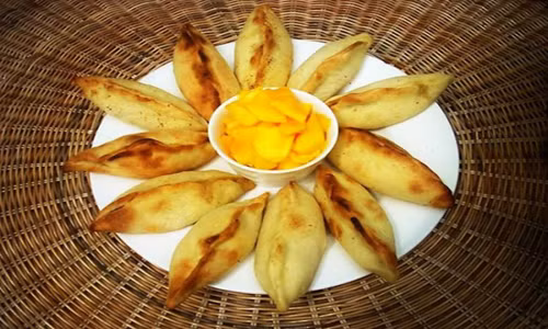 Bolivia. Saltena là món sáng truyền thống của người dân nước này. Saltina là một món bánh gói thịt lợn, thịt gà hoặc thịt bò đem nướng lên.