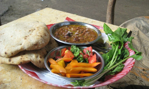 Ai Cập. Medames Ful là bữa sáng phổ biến nhất ở Ai Cập. Medames Ful được làm từ các loại đậu, món này ăn kèm các loại rau khác nhau.