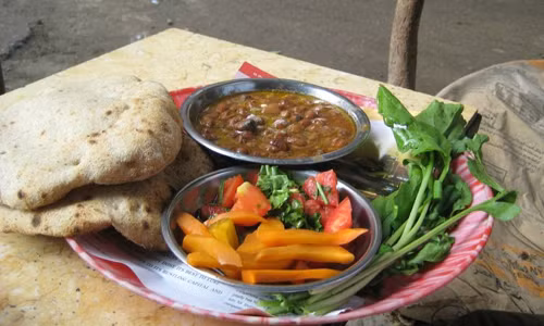 Ai Cập. Medames Ful là bữa sáng phổ biến nhất ở Ai Cập. Medames Ful được làm từ các loại đậu, món này ăn kèm các loại rau khác nhau.