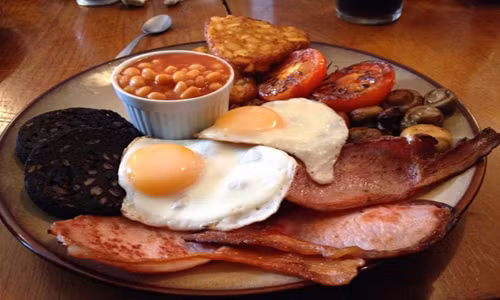 Vương Quốc Anh. Dân Anh thích tất cả những món ăn chiên rán vào bữa sáng. Đó là thịt xông khói, bánh pudding đen, cà chua, khoai tây và trứng đều được chiên.