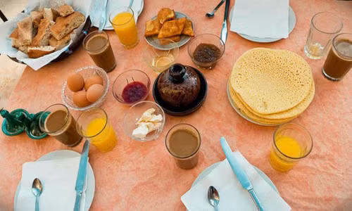 Ma Rốc. Người dân Ma Rốc có bữa sáng rất đầy đủ. Họ ăn bánh mì, mật ong, oliu, cà phê và quả chà là vào bữa sáng.