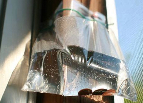 Treo túi nước. Lấy chiếc túi nilong màu trắng, đổ đầy nước và đặt vài đồng xu phía dưới rồi treo gần cửa ra vào. Phương pháp này sẽ hạn chế muỗi xâm nhập vào nhà. Những khúc xạ ánh sáng từ chiếc túi nước sẽ khiến cho muỗi bay lạc hướng.