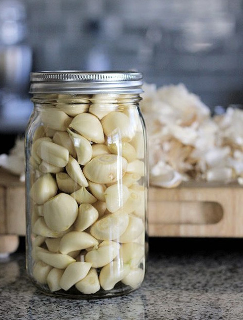 Ăn nhiều tỏi cũng giúp tránh bị muỗi cắn bởi muỗi rất sợ mùi tỏi. Chính vì vậy, việc ăn nhiều tỏi hoặc thoa chút nước tỏi lên vùng da hở sẽ khiến muỗi không dám đến gần bạn.