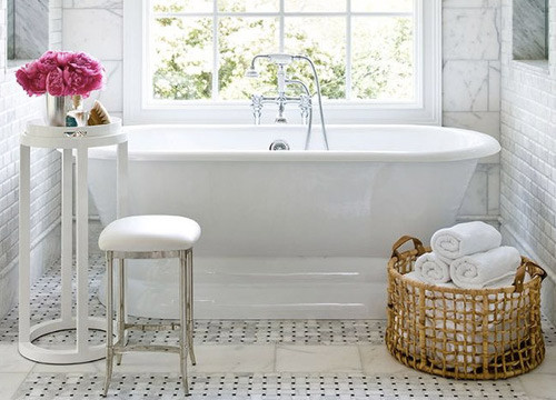 Tắm tinh dầu sả cũng là mẹo tránh muỗi đốt hiệu nghiệm. Thay vì tắm bằng những loại sữa tắm yêu thích, bạn hãy thử tắm trong bồn với một vài giọt tinh dầu sả. Mùi sả thơm lâu sẽ khiến muỗi tự động tránh xa cơ thể bạn.