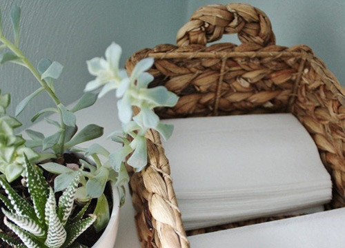 Bỏ giấy thơm dryer sheet trong túi. Giấy thơm dryer sheet có bán ở các siêu thị, đây là loại giấy trông giống giấy ăn nhưng mỏng hơn. Loại giấy này được làm bởi một số loại hóa chất mà muỗi không ưa. Vì vậy, hãy bỏ một hoặc hau tờ giấy trong túi áo hoặc túi quần. Lũ muỗi sẽ tự động tránh xa bạn.