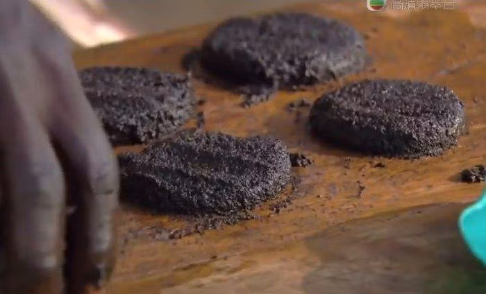 Bánh ruồi bọ. Món bánh nổi tiếng của người dân sống bên hồ Victoria, châu Phi. Họ không thể bỏ qua thức ăn bổ dưỡng bay xung quanh, vì vậy họ bắt những con ruồi và nấu thành món bánh kẹp thịt ruồi than đen.