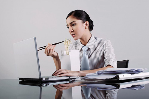 Vì quá bận rộn hoặc ngại ra ngoài ăn mà không ít người có thói quen ăn trưa tại bàn làm việc. Một cuộc khảo sát gần đây cho thấy 92% nhân viên văn phòng thích ăn trưa tại bàn làm việc. Tuy nhiên, đây là một thói quen không lành mạnh.