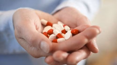 Thuốc kháng histamin và thuốc say tàu xe. Hãy thận trọng khi dùng hai loại thuốc này cùng lúc. Bởi thuốc kháng sinh điều trị buồn nôn như dramamine sẽ làm cho bạn buồn ngủ, thuốc chống say tàu xe cũng vậy.