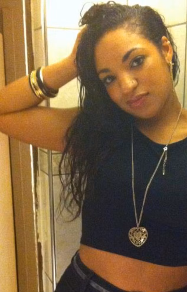 Lúc đó, Tysha hét lên và con trai cô đã chạy vào phòng tắm bật vòi nước tưới lên mặt cô. “Có thể thấy lúc đó da trên mí mắt của tôi thi nhau rơi xuống.” Tysha miêu tả.