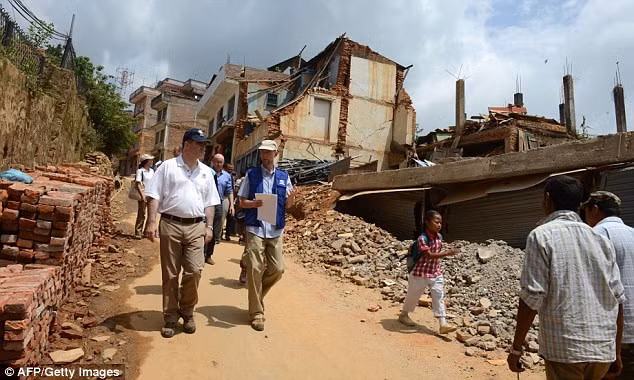 Người dân làng Hoske, Nepal nghèo đến nỗi, họ buộc phải bán một bộ phận cơ thể của mình để kiếm sống. Việc bán thận phổ biến đến nỗi mà nơi đây được gọi là “Làng thận” hay làng bán thận.