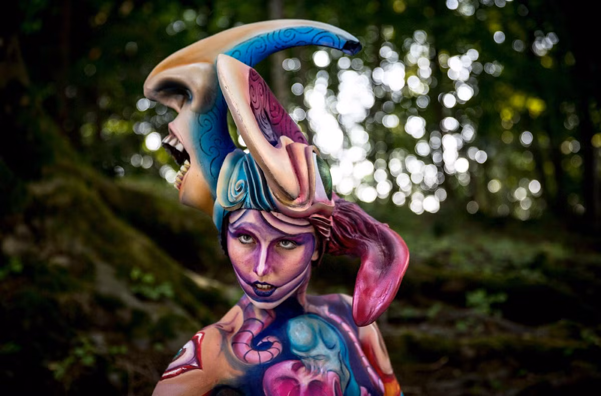 Việc giành giải trong lễ hội này không phải là dễ. Họ sẽ phải cạnh tranh với 250 đội nghệ sỹ với tổng số 1500 người tham gia sau nhiều tháng trời chuẩn bị.