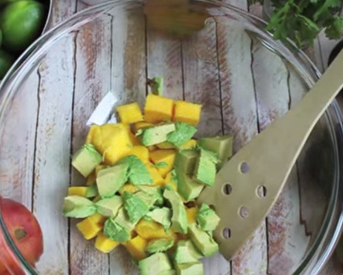 Xoài, bơ lột bỏ vỏ, cắt miếng hình vuông nhỏ.