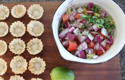 Cho xoài, bơ, bắp cải, cà chua, hành tây vào một bát to. Thêm rau mùi tươi, nước cốt chanh và hạt tiêu, chút xíu muối, dầu ôliu trộn đều thành món salad.