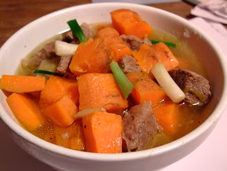 Cà rốt ninh xương. Cà rốt lấy khoảng 159gr, xương ống 30gr đem hầm với nhau và ăn ngày 2 lần. Món ăn này có thể dùng trong bữa cơm hàng ngày cho cả gia đình, không chỉ ngăn chặn tóc bạc sớm mà còn bổ máu.