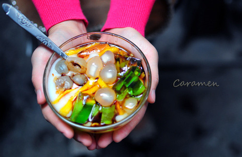 Caramen long nhãn. Biến tấu caramen đặc sắc này là sáng tạo của một hàng chè trên phố Huế. Caramel có màu vàng ươm, nằm gọn trong những viên thạch, viên rau câu trong veo. Điểm xuyết giữa bát caramen là là viên trân châu tròn màu ngà và đặc biệt nhất là viên long nhãn xinh xắn. Ảnh: nhahanghanoi