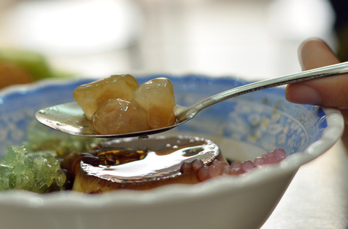 Đổ caramen vào bát, sau đó cho thêm trân châu với nhân làm bằng nho khô, nước cốt dừa, cà phê cùng các loại thạch. Ảnh: media