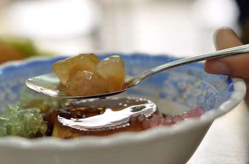 Đổ caramen vào bát, sau đó cho thêm trân châu với nhân làm bằng nho khô, nước cốt dừa, cà phê cùng các loại thạch. Ảnh: media