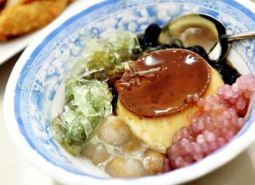 Caramen trân châu nhân nho khô. Caramen thập cẩm ăn kèm thạch, trân châu đã quá quen thuộc với nhiều người. Nhưng trân châu nhân nho khô ăn kèm caramen là khúc biến tấu độc đáo của quán "Thế giới chè - caramen" ở ngõ chợ Nguyễn Công Trứ. Ảnh: vuilambep