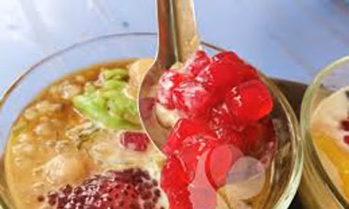 Vị béo ngậy của caramen hoà cùng vị giòn, mát của thạch, vị bùi của trân châu và vị ngọt thanh, dịu nhẹ của long nhãn tạo nên vị thơm và thanh hơn cho bát caramen. Ảnh: khampha