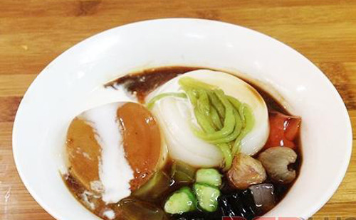 Caramen thạch dừa. Đây là một biến tấu caramen mới lạ của hàng chè Thái Hà trên phố Tôn Thất Tùng. Trong bát caramen thạch dừa gồm có caramen và thạch dừa có kích thước tương đương nhau. Điểm xuyết vào bát caramen là chút thạch thủy tinh, trân châu và long nhãn. Nước cà phê sánh cùng cốt dừa béo ngậy là thành phần không thể thiếu của biến tấu caramen này. Ảnh: depplus