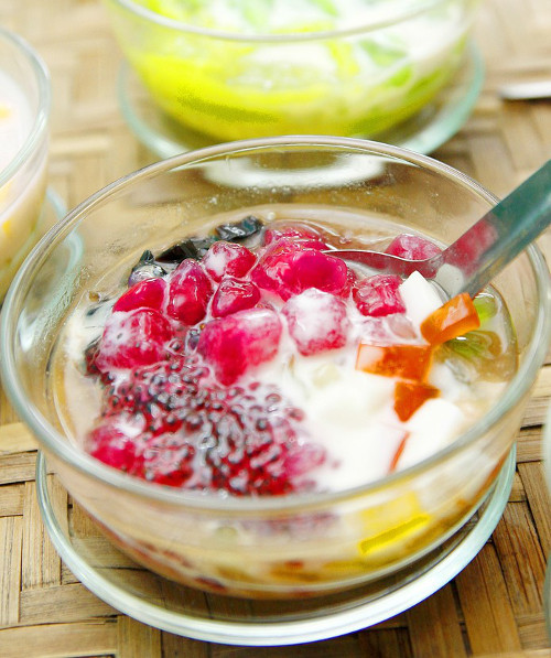 Xuka thập cẩm không trái cây mà là chè bưởi đậu xanh, nếp cẩm, đậu đỏ, đậu đen... Mỗi bát chè đều có kèm theo bát đá bào. Khi thưởng thức, ăn đến đâu cho đá đến đó, trộn đều nhưng tránh làm vỡ carame. Ảnh: media