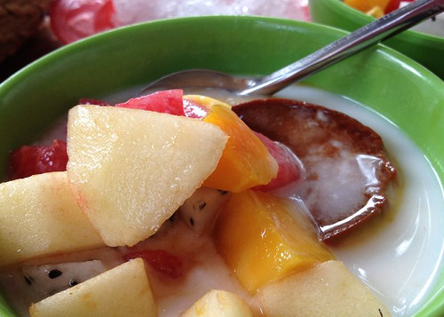 Đây thật sự là món ăn vặt lý tưởng cho những cô nàng không ăn được nhiều đồ ngọt. Bởi độ ngậy của caramen kết hợp với vị ngọt thanh của hoa quả đã khiến món caramen trở nên vô cùng dễ ăn. Ảnh: foody