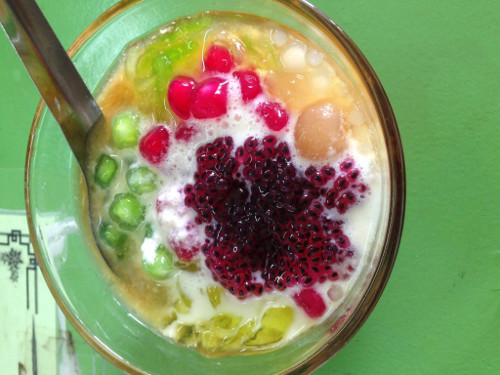 Chè Xuka caramen là sự kết hợp của caramen, với thạch đủ màu, siro, long nhãn, dừa khô, nước cốt dừa, trân châu,… Xuka caramen có xuka trái cây và xuka thập cẩm. Xuka trái cây có rất nhiều loại như mít, dứa, lê, táo, dưa hấu.... Ảnh: diachianvat