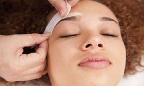 Sáp tẩy lông mày. Sáp nóng áp vào da và len vào mọi kẽ hở của lỗ chân lông và kéo mạnh mí mắt làm cho độ đàn hồi của nó căng hết mức. Khi bạn lấy đi lớp sáp nóng đi rồi độ đàn hồi sẽ bị co lại và gây nhàu nhĩ vùng da đó. Cách tốt nhất là chỉ nên dùng sáp mỗi tháng một lần.