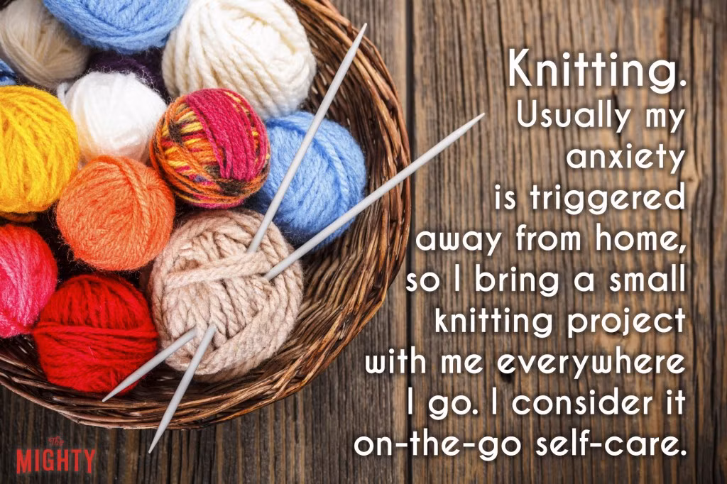 Đan khăn. Một người khác lại chia sẻ: “Thông thường, khi ra khỏi nhà, tôi thường mang theo một cuộn len, những mũi kim đan có thể khiến tôi nhẫn nại và bình tĩnh hơn”.