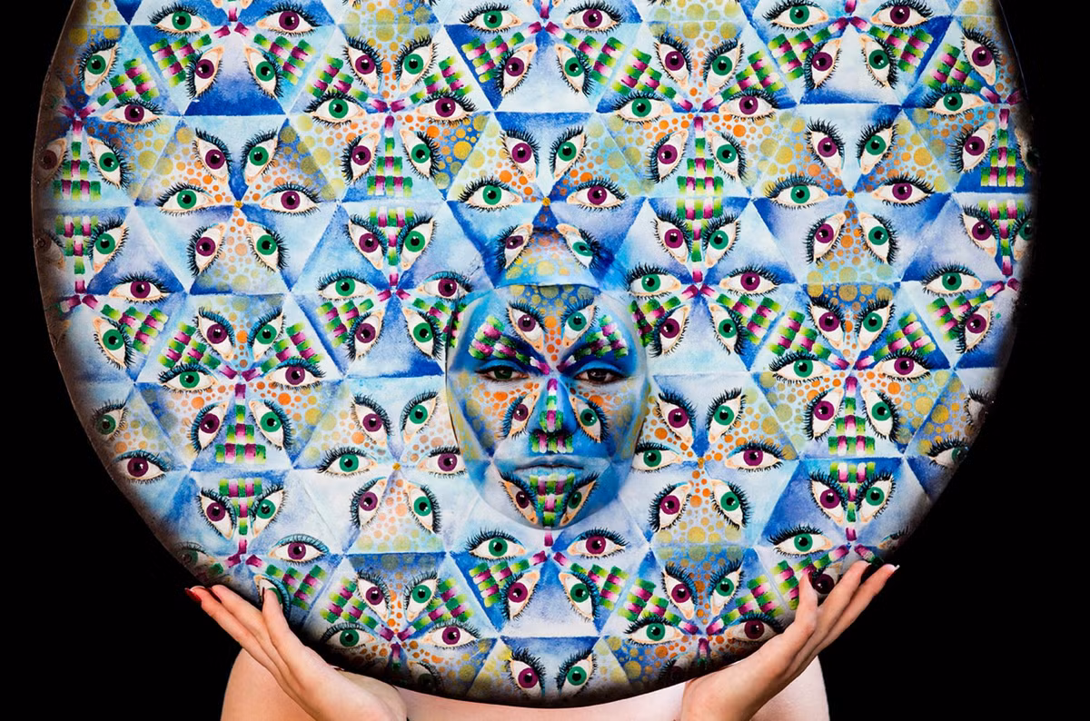 Vào buổi tối, khu phố nơi diễn ra lễ hội thu hút du khách với nhiều tác phẩm nghệ thuật body-painting nhảy múa dưới ánh đèn, gây hiệu ứng mạnh mẽ về thị giác.