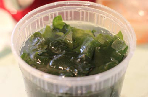 Rong biển ngâm trong nước lạnh, rửa sạch nhớt và cắt khúc khoảng 5 cm, để ráo. Ảnh: rongbienhanquoc