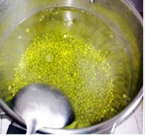 Cho đậu xanh vào nồi cùng với một lượng nước vừa đủ rồi nấu trên lửa lớn. Đậu sôi thì vớt bỏ bọt rồi vặn nhỏ lửa và nấu đến khi đậu mềm. Ảnh: vocvach