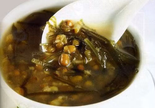 Sau đó, cho 2 ống vani vào chè và khuấy đều tay. Chè thơm đều mùi hương vani thì tắt bếp đi. Chè nguội bớt, thì bỏ rong biển vào. Nếu cho rong biển vào khi nước còn nóng hay đang sôi thì sợi rong biển sẽ bị mềm ra ăn không ngon. Ảnh: wikilamdep.