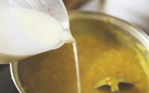 Cho đường phèn vào khuấy đều cho tan hết đường. Hòa bột năng (hoặc bột sắn) với chút nước rồi rưới từ từ lên trên đậu, khuấy đều để tạo độ sánh cho món chè. Ảnh: saigonamthuc