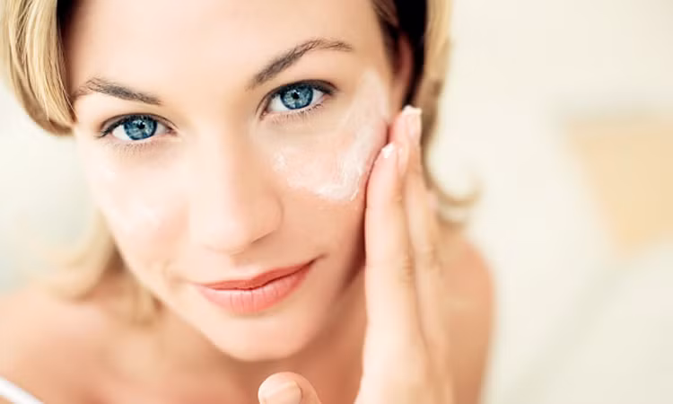 Tẩy trang mắt. Trong khi các loại dầu tẩy trang có thể mang lại lợi ích là tẩy hết lớp mỹ phẩm và làm cho làn da ngậm nước thì nó cũng cọ xát dữ dội vào da bạn. Các vùng da quanh mắt vô cùng mỏng vì vậy nó cần sự nhẹ nhàng nhưng dầu tẩy trang không làm được điều này nếu dùng bông chà xát.