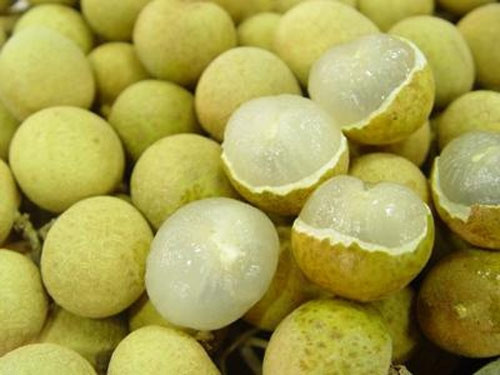 Ngoài ra trên thị trường còn có nhãn Thái Lan. Loại nhãn này thường bị tẩm ướp chất bảo quản và đóng trong thùng kín nên dễ bị nhũn hơn nhãn ta. Vỏ nhãn mỏng và sáng hơn, chỉ cần ngâm nước là hỏng. Nhãn có mùi hắc lạ, không thơm như nhãn lồng. Nếu mở thùng nhãn ra sẽ có mùi xông lên với bụi trắng. Ảnh: alobacsi