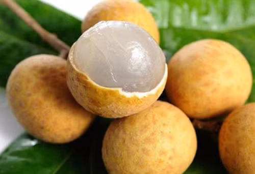 Khác hẳn với nhãn Hưng Yên, nhãn Trung Quốc thường sử dụng chất bảo quản nên vỏ sạch, màu nhạt, vỏ mỏng, lá cũng to hơn. Nhãn Trung Quốc cùi khá dày nhưng vị ngọt nhạt và đặc biệt không có mùi thơm. Do dùng chất bảo quản nên nhãn Trung Quốc nhanh bị thâm, thối. Ảnh: yeutretho