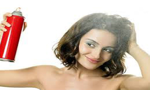 Lạm dụng dầu gội, mỹ phẩm. Các loại sản phẩm làm đẹp cho tóc như thuốc uốn, duỗi, xoăn hay các loại máy làm tóc hơi nóng sẽ khiến tóc yếu đi, khô giòn và dễ gãy. Ngoài ra, loại dầu gội không hợp với da đầu cũng khiến bạn rụng tóc nhanh.