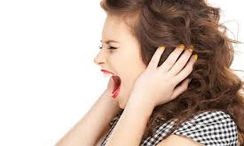 Rối loạn nội tiết tố. Không chỉ độ tuổi mãn kinh mà dậy thì cũng là nguyên nhân rụng tóc ở người trẻ. Ở tuổi dậy thì thì tóc có thể bị nhờn nhiều hơn do thiếu hụt oestrogen và progesteron. Trường hợp này qua tuổi dậy thì tóc sẽ không rụng nhiều.