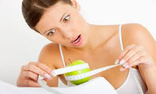 Điều này cũng lý giải cho việc giảm cân quá nhanh cũng có thể gây ra hiện tượng rụng tóc vì bạn không nạp đủ dưỡng chất cho cơ thể. Để hạn chế tóc gãy rụng bạn cần ăn uống đầy đủ chất và vitamin để cơ thể hấp thu đầy đủ dưỡng chất. 