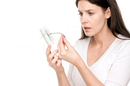 Rụng tóc. Protein là những khối xây dựng tế bào nang lông nang tóc. Nếu các nang tóc mạnh khỏe, chúng sẽ giữ cho mái tóc của bạn dày và mượt. Nếu tóc ngày càng mỏng đi, gãy rụng quá nhiều mỗi ngày, thì có nhiều khả năng cơ thể không đủ protein để cung cấp chất dinh dưỡng cho da đầu và nang tóc phát triển ổn định.