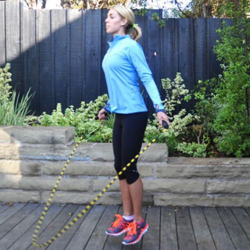 6. Nhảy dây. Đây là cách nhanh chóng để vừa săn bụng và hỗ trợ tim mà không tốn nhiều thời gian. Chỉ cần lưu ý khi thực hiện, tiếp đất nhẹ nhàng, lưng thẳng, ngực ưỡn, dùng cổ tay thay vì cả cánh tay để quay dây và cố gắng giữ cùi chỏ ở nguyên vị trí trong suốt 1 phút nhảy dây.