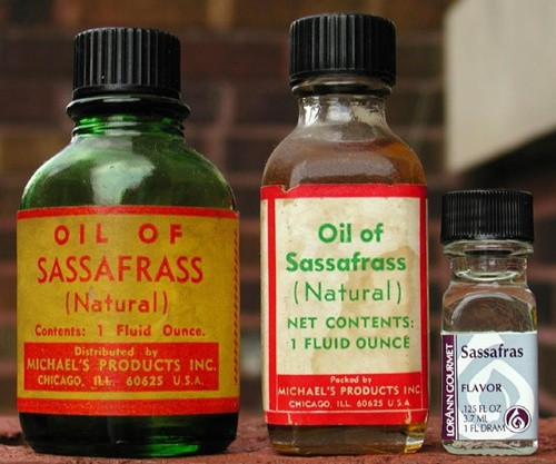 Lá sassafrass. Loại lá có nguồn gốc từ Bắc Mỹ này thường được dùng để nêm gia vị cho các món ăn khác nhau. Nó không hề nguy hiểm, thậm chí tinh dầu đã từng được sử dụng để làm bia và các loại đồ uống khác ở Mỹ năm 1960. Chỉ khi phát hiện ra rằng, một trong những thành phần của nó có thể gây ra ung thư gan thì lá này bị cấm.