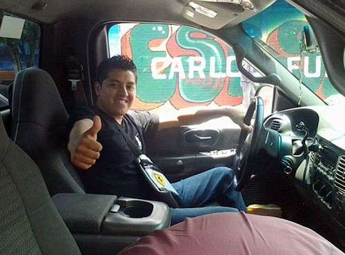 Anh chàng Oscar Otero Aguilar ở Mexico cũng gặp phải tai nạn hy hữu này. Tai nạn xảy ra khi anh tự cầm súng chỉa vào đầu mình để chụp ảnh tự sướng, đăng lên Facebook. Thế nhưng, trong quá trình tạo dáng, anh chàng loay loay làm súng cướp cò khiến anh chết tại chỗ.