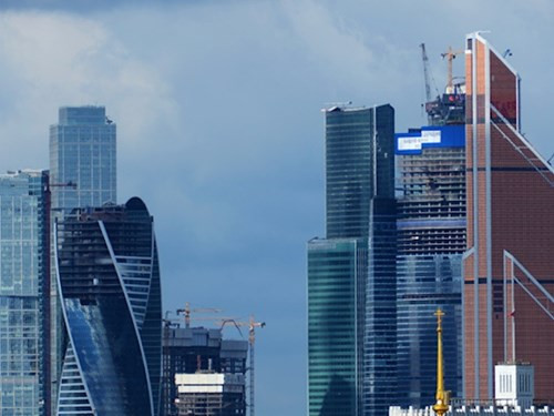 Tối này 4/7 vừa qua, một cô gái trẻ người Nga cũng đã rơi từ trên cầu xuống và tử vong sau khi cố tạo dáng chụp ảnh tự sướng với toà nhà tài chính Moscow. Nguyên nhân dẫn đến cái chết của cô gái 21 tuổi này là do hàng rào trên cầu bị hỏng và yếu nên đã không chịu được sức ép khi cô dựa vào để “tự sướng”.