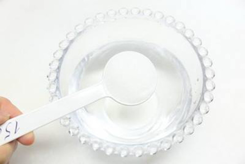 Đem đường hòa tan với nước ép bưởi. Nếu muốn giảm cân nhanh, bạn chỉ cho một chút xíu đường để tạo vị. Ảnh: Kenhphunu.